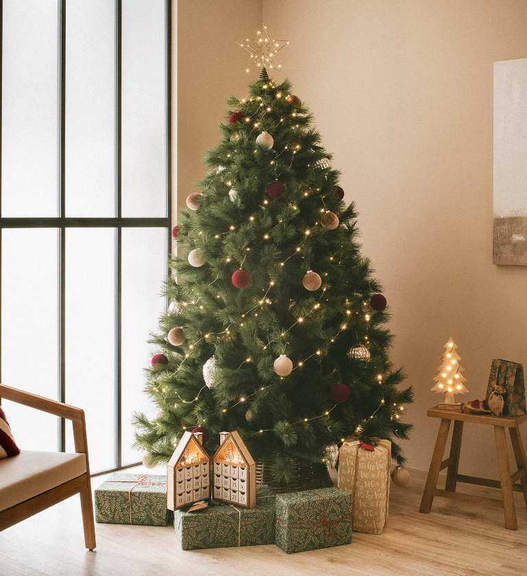 Foto van een kerstboom aangevuld met LED-verlichting